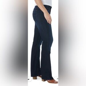 Lee Classic Blue Denim Jeans
8s (8P) 29 inch dark wash boot cut.